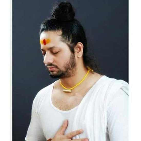 कालीचरण पिछले साल तब चर्चा में आया था जब उसका एक वीडियो सोशल मीडिया में खूब वायरल हुआ था। उस वीडियो में वह शिव तांडव स्त्रोत का पाठ करता दिख रहा था।