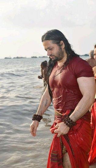 कालीचरण महाराज ने अपने एक इंटरव्यू में बताया था कि उसकी पढ़ाई लिखाई करने में कोई दिलचस्पी नहीं थी. स्कूल जाने से बचता था। जब भी घरवाले जबरदस्ती स्कूल भेजते तो बीमार होने का नाटक कर लेता।