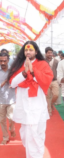 काली चरण इंदौर पहुंचने के बाद भय्यू जी महाराज के आश्रम में आने-जाने लगा। यहीं से धर्म के प्रति उसका लगाव बढ़ा और वहीं से दीक्षा लेने के बाद वह अभिजीत सारग से कालीचरण महाराज बन गया।