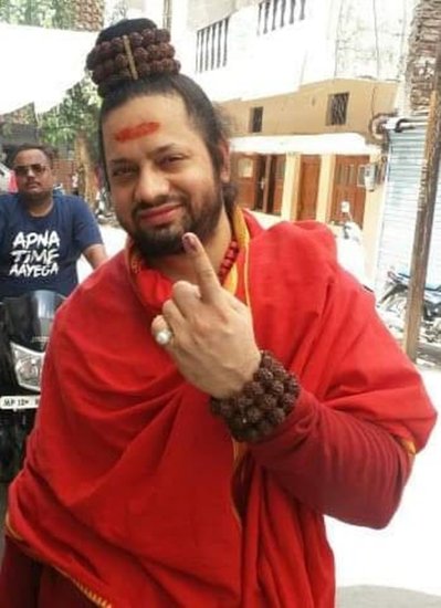 कालीचरण ने चुनाव भी लड़ा है। 2017 में हुए अकोला नगर निकाय चुनाव में कालीचरण लड़ा मगर हार गया। कालीचरण के पिता धनंजय सारग मेडिकल शॉप चलाते हैं।
