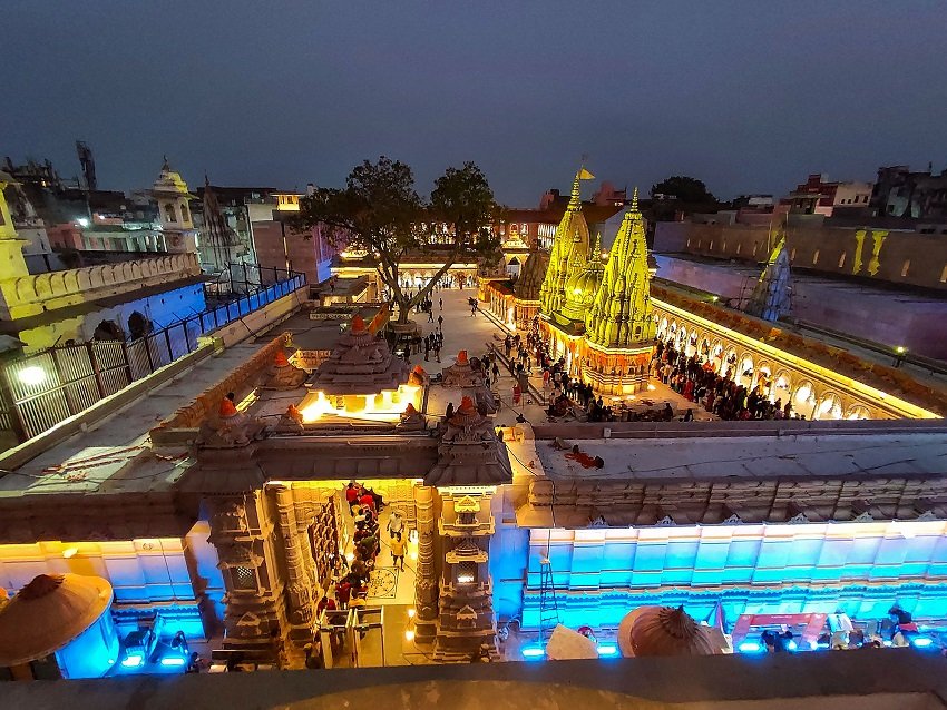 वाराणसी में रविवार, 12 दिसंबर, 2021 को प्रधानमंत्री नरेंद्र मोदी द्वारा उद्घाटन से पहले काशी विश्वनाथ धाम रोशनी से जगमगा उठा। (पीटीआई फोटो) 