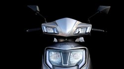 एंटी थेफ्ट अलार्म और डबल डिस्क ब्रेक वाला ये इलेक्ट्रिक स्कूटर, सिंगल चार्ज में देता है 100 km तक की ड्राइविंग रेंज