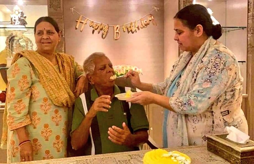 Lalu Prasad Yadav: लालू प्रसाद यादव का नाम देश के बड़े और चर्चित राजनेताओं में शुमार है। वह बिहार के मुख्यमंत्री रहे हैं। इसके साथ ही लालू यूपीए सरकार में केंद्रीय रेल मंत्री भी थे। पिछले करीब चार दशक से बिहार की राजनीति लालू प्रसाद के इर्द-गिर्द ही घूमती रही है। 11 जून 1948 को बिहार में जन्मे लालू प्रसाद यादव 73 साल के हो चुके हैं। देश की इन 7 चर्चित हस्तियों संग वह अपना जन्मदिन शेयर करते हैं: 