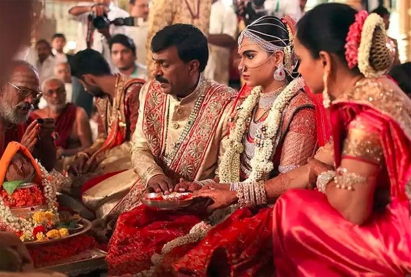 देश के चर्चित माइनिंग टायकून गली जनार्दर रेड्डी की बेटी ब्राह्मणी रेड्डी की शादी राजीव रेड्डी से हुई थी। कांजीवरम साड़ी में ब्राह्मणी बहुत खूबसरत लग रही थीं।