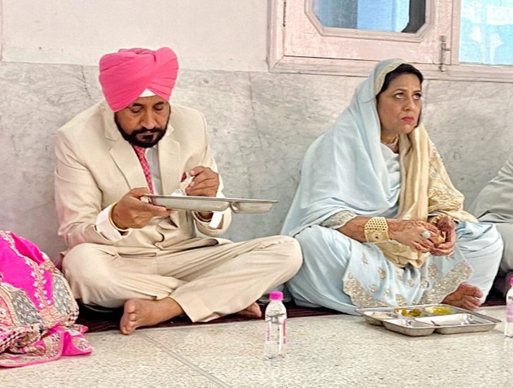 पंजाब के मुख्यमंत्री चरणजीत सिंह चन्नी की पत्नी कमलजीत कौर ने डॉक्टरी की पढ़ाई की है और मेडिकल प्रैक्टिस भी करती हैं।