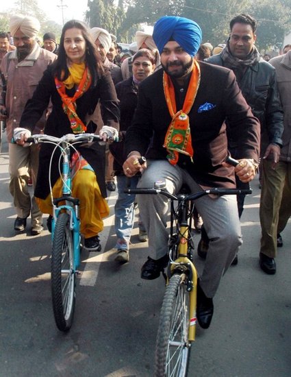पंजाब में कांग्रेस के चर्चित नेता नवजोत सिंह सिंद्धू की वाइफ नवजोत कौर भी डॉक्टर हैं।