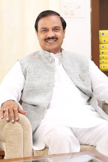 गौतमबुद्ध नगर से बीजेपी सांसद महेश शर्मा  की पत्नी उमा शर्मा भी डॉक्टर हैं और प्रैक्टिस भी करती हैं। 