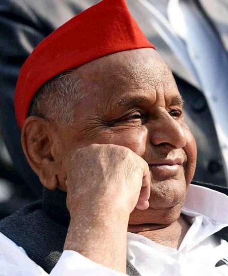 यूपी के तीन बार मुख्यमंत्री रहे मुलायम सिंह यादव पिता किसान थे। उनका नाम सुघर सिंह यादव था। वह बेटे मुलायम को पहलवान बनाना चाहते थे। मुलायम सिंह पहलवानी के गुर तो सीखे लेकिन फिर राजनीति में आ गए। 