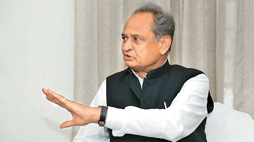 अशोक गहलोत राजस्थान के मुख्यमंत्री हैं। उनके पिता का नाम लक्ष्मण सिंह गहलोत था। लक्ष्मण सिंह जादूगर थे। वह देशभर में घूम-घूम कर जादू दिखाते थे। 