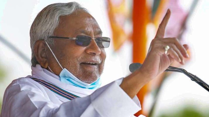 नीतीश कुमार बिहार के मुख्यमंत्री हैं। वह केंद्र सरकार में भी मंत्री रहे हैं। नीतीश कुमार के पिता कविराज राम लखन सिंह था। नीतीश कुमार के पिता आयुर्वेद चिकित्सक थे।