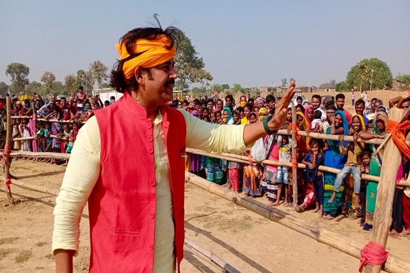 रवि किशन मशहूर शख्सियत हैं। अब वह अभिनेता से राजनेता बन गए हैं। गोरखपुर से बीजेपी सांसद रवि किशन के पिता का नाम श्याम नारायण शुक्ला था। वह पुजारी थे। 