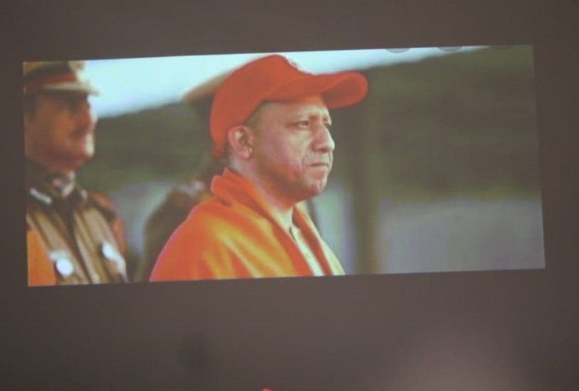 अखिलेश ने प्रेस कॉन्फ्रेंस में कहा था कि योगी आदित्यनाथ भी लाल टोपी वाले गुंडे हैं क्या।