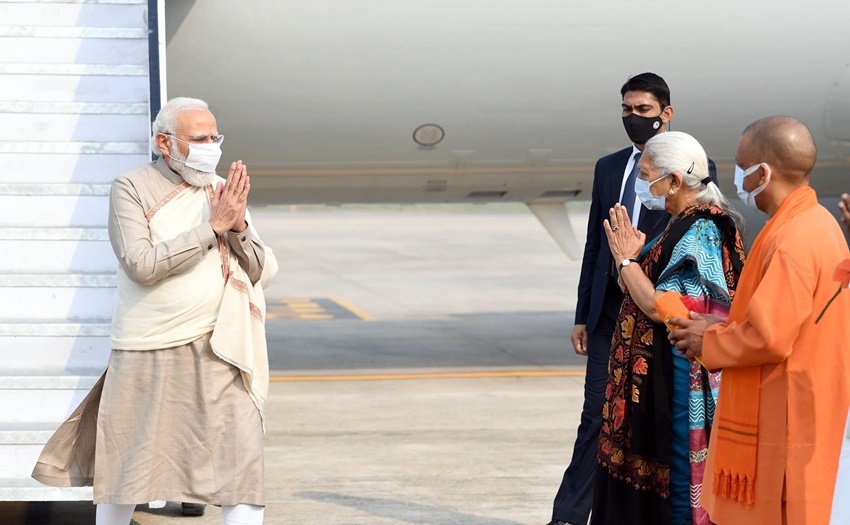 वाराणसी दौरे पर आए पीएम नरेंद्र मोदी का एयरपोर्ट पर स्वागत करते यूपी के सीएम योगी आदित्यनाथ और राज्यपाल आनंदीबेन पटेल।