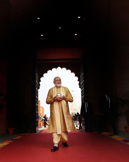पीएम मोदी ने काशी कॉरिडोर के उदघाटन के मौके पर बाबा विश्वनाथ के दर्शन किये और पूजा अर्चना भी की।