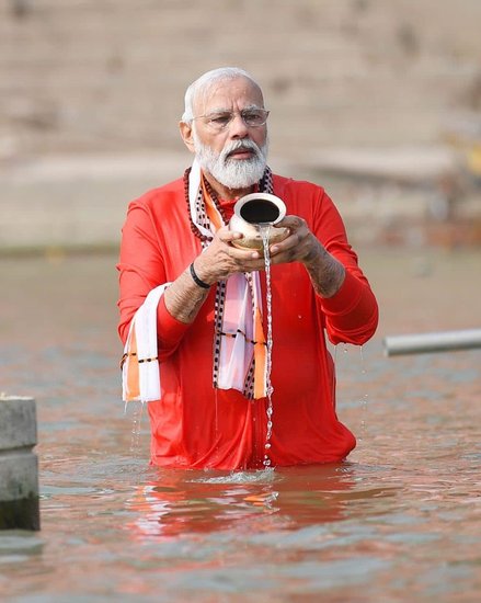 वाराणसी में गंगा स्नान करते पीएम नरेंद्र मोदी।