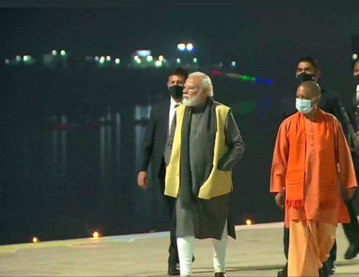 देर रात पीएम यूपी के सीएम योगी आदित्यनाथ संग काशी भ्रमण करते हुए दिखे।