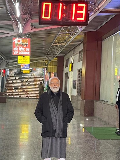 वाराणसी में बनारस स्टेशन पर रात के सवा एक बजे के करीब पीएम मोदी।