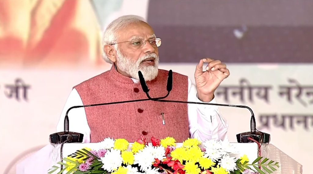 वाराणसी में सदागुरु सदाफलदेव विहंगम योग संस्थान के कार्यक्रम में बोलते प्रधानमंत्री मोदी। (फोटो सोर्स- भाजपा ट्विटर हैंडल)
