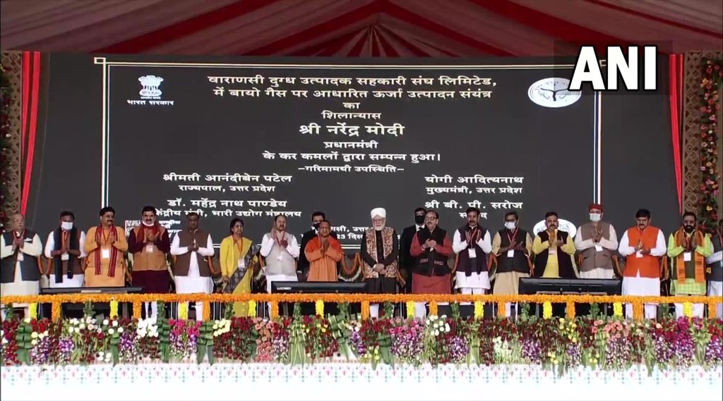 वाराणसी में पीएम मोदी का स्वागत करते मुख्यमंत्री योगी आदित्यनाथ। (Photo- PTI)