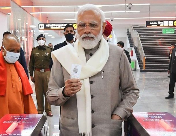 कानपुर मेट्रो में सवार होने से पहले टिकट दिखाते पीएम मोदी। (Photo Source- twitter 
@sambitswaraj) 