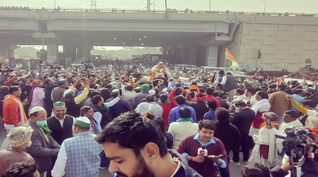 तीन कृषि कानूनों की वापसी के बाद घर लौटते भारतीय किसान यूनियन के नेता राकेश टिकैत को विदा करने के लिए जुटी भीड़। (फोटो- ट्विटर हैंडल)