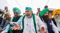 तीखा सवाल पूछा तो मीडिया को घेरने आ गए- राकेश टिकैत से मंच पर भिड़ गईं एंकर; देखें आगे क्या हुआ