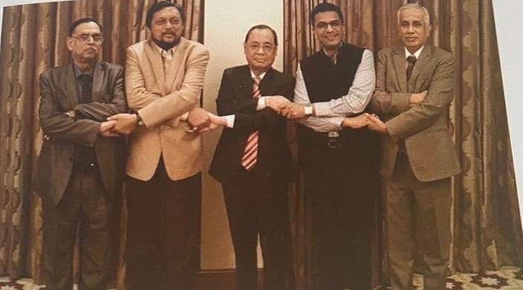 जस्टिस रंजन गोगोई की पुस्तक में छपी तस्वीर। फोटो क्रेडिट- ट्विटर 