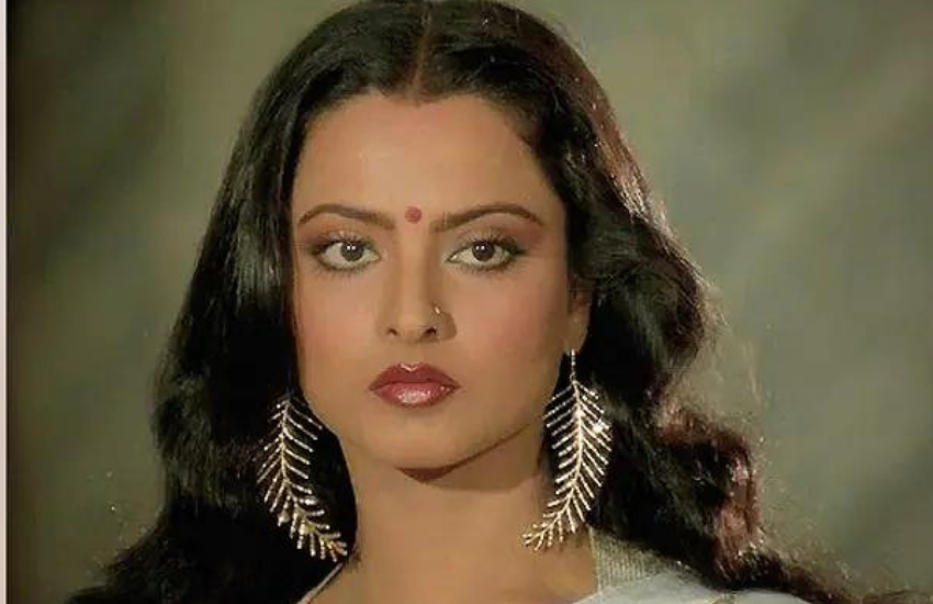 बता दें कि रेखा अपने स्कूली दिनों में इस बात से भी बहुत दुखी रहती थीं कि उनकी बाकी बहने उनसे ज्यादा खूबसूरत क्यों हैं। इसे भी पढ़ें- 67 की उम्र में भी खुद को यूं फिट रखती हैं रेखा, जिम जाने वालीं पहली एक्ट्रेस थीं बॉलीवुड की ‘उमराव जान’