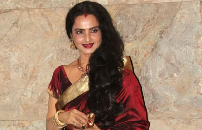 रेखा के दोस्त उन्हें कहते थे कि आईने में तुमने अपनी शक्ल देखी है। सिमी ग्रेवाल के साथ बातचीत में रेखा ने अपने इस दर्द को साझा किया था। इसे भी पढ़ें- रेखा ने जब कांजीवरम साड़ी के ब्लाउज के साथ किया ये एक्सपेरिमेंट, बन गया एक्टेस का ट्रेंडिंग फैशन
