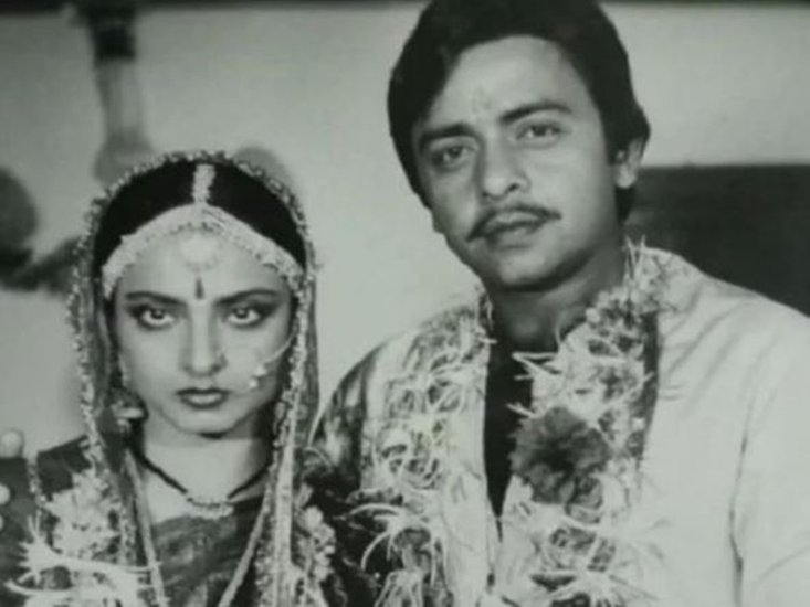 बता दें कि किरण विनोद मेहरा की तीसरी पत्नी हैं। कई मीडिया रिपोर्ट्स में लिखा गया था कि रेखा ने विनोद मेहरा संग गुपचुप शादी रचा ली थी। हालांकि विनोद मेहरा की मां की आपत्ति के कारण उस रिश्ते को कोई नाम नहीं मिल पाया।