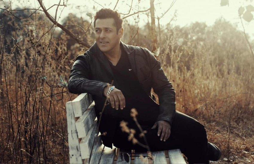 सलमान ने हसते हुए मां से कहा कि वह इस बेड को अब खड़ा कर देख लें।