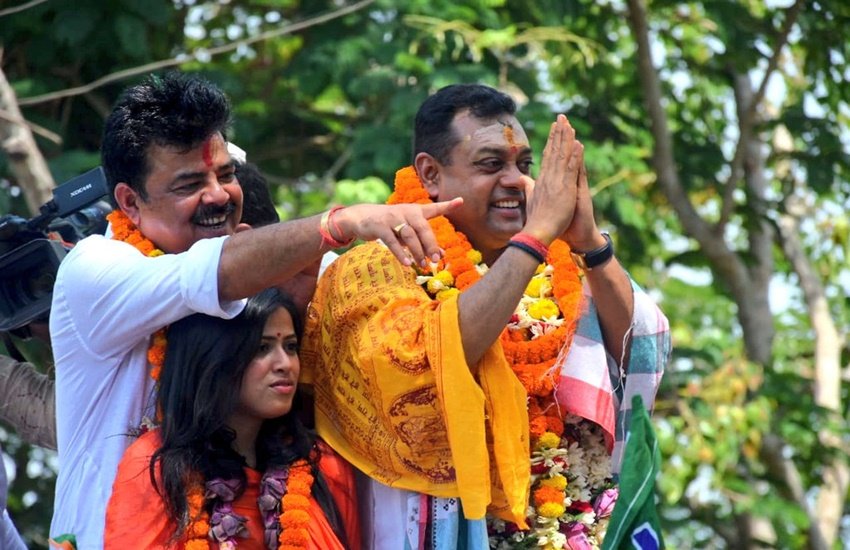 Sambit Patra BJP: संबित पात्रा बीजेपी के नेता और राष्ट्रीय प्रवक्ता है। संबित पात्रा एक क्वालिफाइड सर्जन हैं। हालांकि मेडिकल प्रैक्टिस छोड़ वह राजनीति में सक्रिय हैं। टीवी डिबेट्स में पूरे दमखम से अपनी पार्टी का पक्ष रखने वाले संबित पात्रा आज 47 साल के हो गए हैं। 13 दिसंबर 1974 को ओडिशा में जन्मे संबित पात्रा इन 7 चर्चित फिल्मी हस्तियों संग अपना जन्मदिन शेयर करते हैं: 