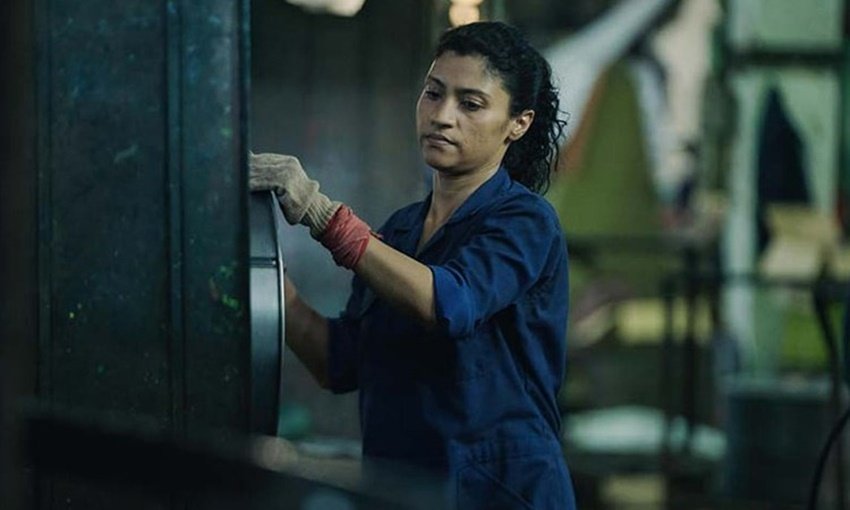 कोंकणा सेन शर्मा यूं तो इस साल कई किरदार निभाती दिखीं। लेकिन उन्हें सबसे ज्यादा जिस किरदार के लिए वाहवाही मिली उसमें अजीब दास्तान की गीली पुच्ची का नाम शामिल है। इसमें कोंकणा एक दलित लेस्बियन के किरदार में दिखी थीं। कोंकणा इससे पहले कभी समलैंगिक किरदार में नहीं दिखी थीं।