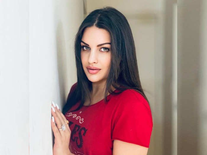 बिग बॉस में नजर आई पंजाबी सिंगर हिमांशी खुराना भी अब इंटरनेशनल लेवल पर पहचान बना चुकी हैं। PHotos: Social Media