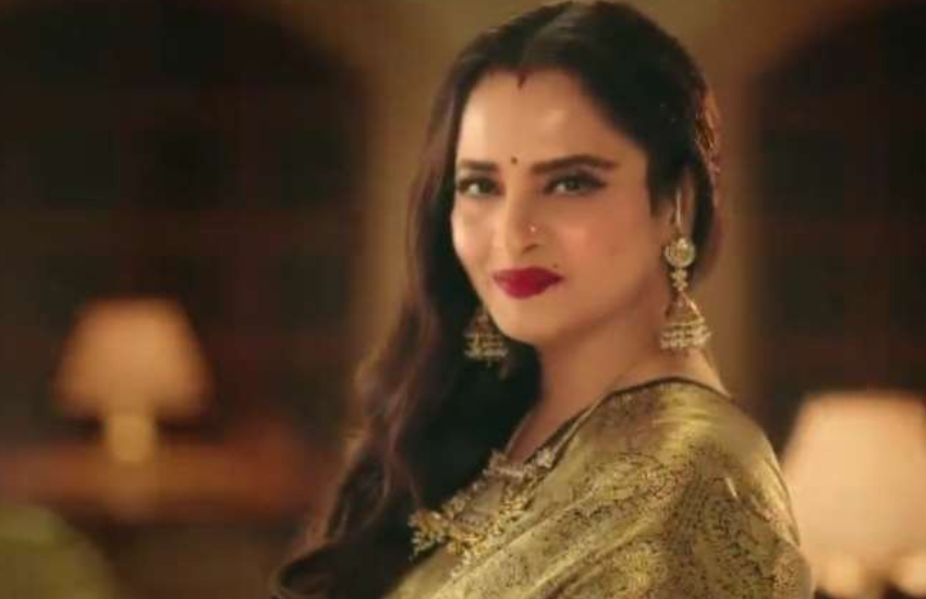 रेखा अपनी एक्टिंग के लिए ही नहीं अपने बोल्ड बयानों के लिए भी जानी जाती हैं। कई मौकों पर रेखा ने अपने बातों और अपनी ड्रेसिंग से लोगों को हैरान कर दिया है, लेकिन इस बार जो उन्होंने किया उससे सेलेब्स की पार्टी में रौनक तो आ ही गई, लेकिन लोग उन्हें देखकर हैरान भी खूब हुए।क्योंकि ऐश्वर्या के रिसेप्शन में आना ही उनके लिए बेहद आश्चर्यजनक था।
