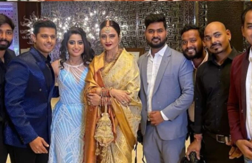 जी हां, ये मौका था 'गुम है किसी के प्यार में' की एक्ट्रेस ऐश्वर्या की रिसेप्शन पार्टी का। टीवी एक्ट्रेस के रिसेप्शन में किसी ने उम्मीद नहीं की थी कि वहां रेखा भी आ सकती हैं।