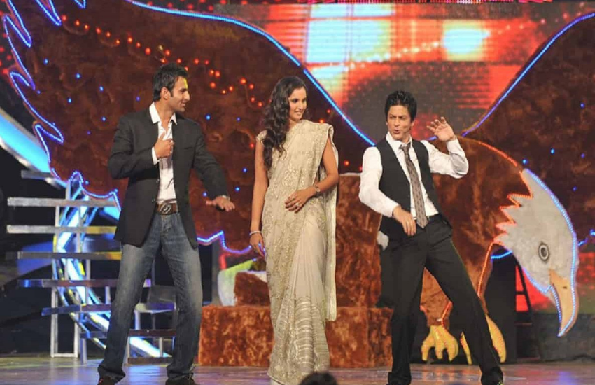 परफार्मेंस के बाद शाहरुख ने शोएब मलिक को भी स्टेज पर इंवाइट किया। शोएब के आते ही शाहरुख मजाकिया मूड में आ गए।