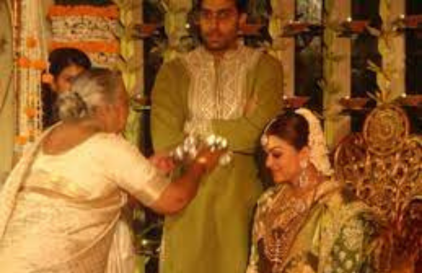ऐश ने बालों को जूड़े में स्टाइल किया था। इसके ऊपर वह मोगरे के फूलों का गजरा लगाई हुई थीं।