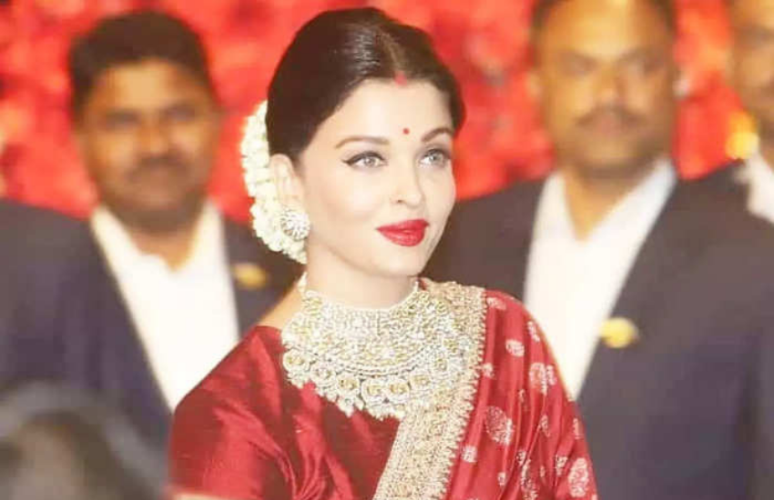 मुकेश अंबानी के बेटे की शादी में भी ऐश ने लाल रंग की बनारसी पहनी थी। माथे पर लाल बिंदी और सिंदूर लगाए ऐश बेहद खूबसूरत लगी थीं।