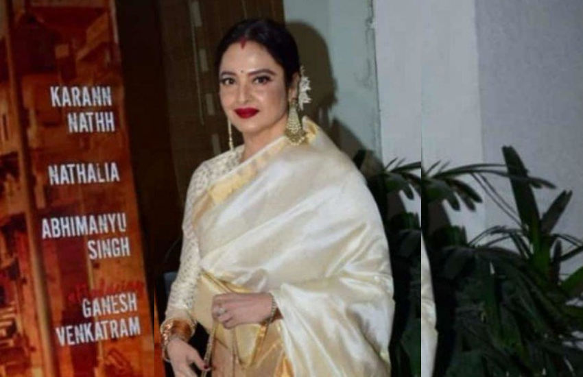 व्हाइट साड़ी के साथ व्हाइट ब्लाउज वह भी फुल स्लीव पहने का डेयरिंग स्टेजप रेखा ही उठा सकती हैं।