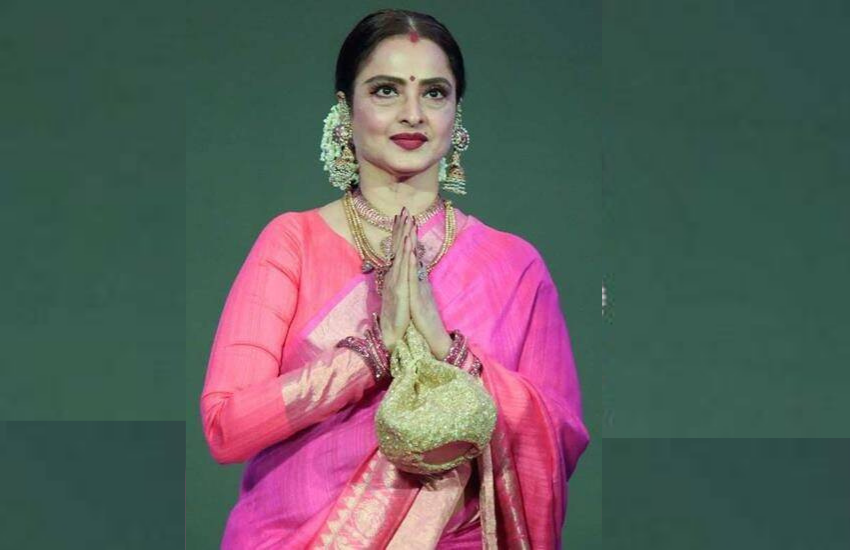 रेखा साड़ी में ही फैशन के इतने तरीके निकाल लेती हैं कि देखने वाले दंग रह जाते हैं। कभी साड़ी पर कुर्ता तो कभी साड़ी पर सलवार पहनकर रेखा ने नए फैशन ट्रेंड कायम कर दिए थे। रेखा कांजीवरम क्वीन कही जाती हैं और इस साड़ी को अलग अंदाज देने के लिए रेखा ने ब्लाउज का स्टाइल भी चेज कर दिया था।