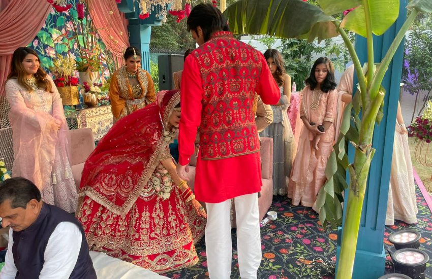 तेजस्वी की पत्नी को आशीर्वाद देने में बाद उन्होंने मीडिया से यह बात कह कर भी लोगों का दिल जीत लिया कि वह छोटी बहू का नाम नहीं लेंगे।