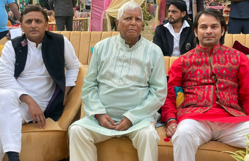 लाल कुर्ते पर लाल कढ़ाईदार सदरी पहने तेज प्रताप भी दूल्हे की तरह ही नजर आ रहे थे।