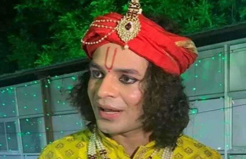 तेज प्रताप श्रीकृष्ण के भक्त हैं और कई बार उनके रूप में आकर लीला मंचन भी करते हैं। मथुरा की सड़कों पर साइकिल में भी घूमते हैं।