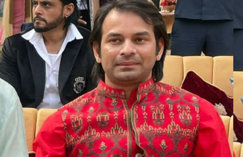 तेजस्वी की शादी में बड़े भाई तेजप्रताप यादव अपनी ड्रेसिंग और मुस्कराहट से सबका दिल जीत ले गए। वहीं, अब ट्विटर पर भी उनके बधाई का अंदाज निराला है।