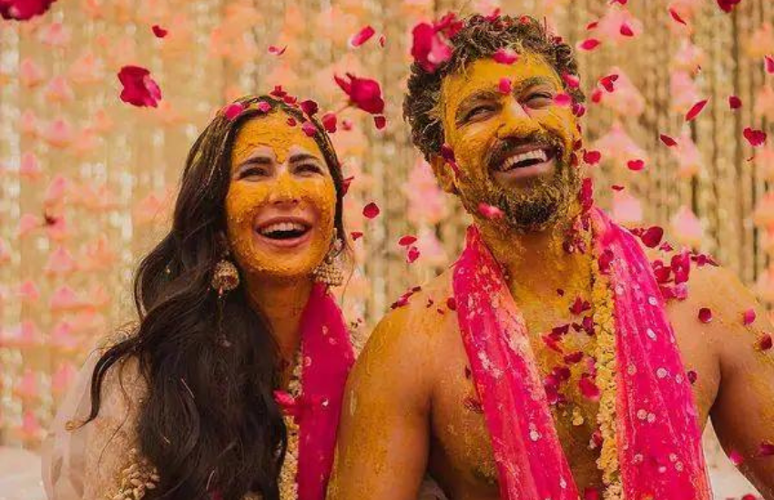 हल्दी के दैरान कैट और विक्की ने एक जैसा दुपट्टा पहना था और गुलाब की पंखुड़ियां उन पर बरसती रही थीं। Photos: Social Media