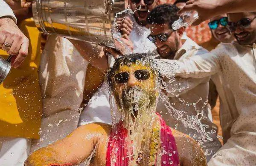 हल्दी के बाद विक्की कौशल काला चश्मा पहनकर राजशाही स्नान करते नजर आए थे।