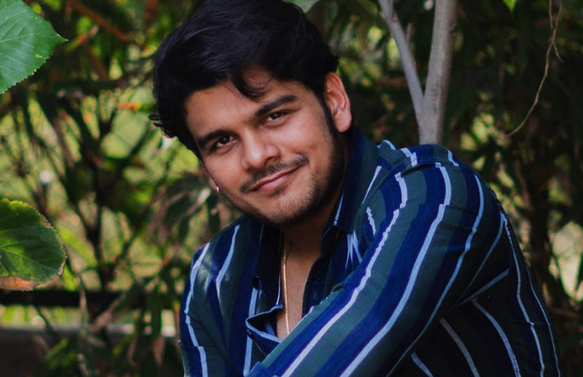 टप्पू का यादगार किरदार निभाने वाले ऐक्टर भव्य गांधी याद हैं? भव्य 'तारक मेहता का उल्टा चश्मा' से करीब 8 साल तक जुड़े रहे। लेकिन भव्य के मुताबिक, जब उन्हें अपने किरदार में कोई ग्रोथ नहीं दिखी तो उन्होंने शो छोड़ दिया। अब शो में टप्पू का रोल राज अंदकत निभा रहे हैं। हालांकि, इनके भी शो छोड़ने की खबर आ रही है।