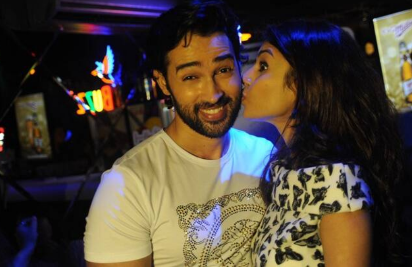 करन और टियारा एक दूसरे को लंबे समय से जानते थे। करीब दो साल की डेटिंग के बाद दोनों ने साथ रहने का फैसला किया था। लेकिन रिश्ते में प्यार अचानक से शादी के बाद खत्म होने लगा था।