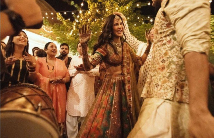 सैफ और ड्राइवर को मशीन गन से मुकाबला करना था, जबकि कटरीना को गाड़ी में छिपना था। इस सीन से कैटरीना को दिक्कत थी। उनका कहना था कि उनका किरदार एक पूर्व रॉ एजेंट का था, ऐसे में उन्होंने श्याम कौशल से सवाल किया कि एजेंट होते हुए भी वह क्यों मशीन गन नहीं चला सकतीं?